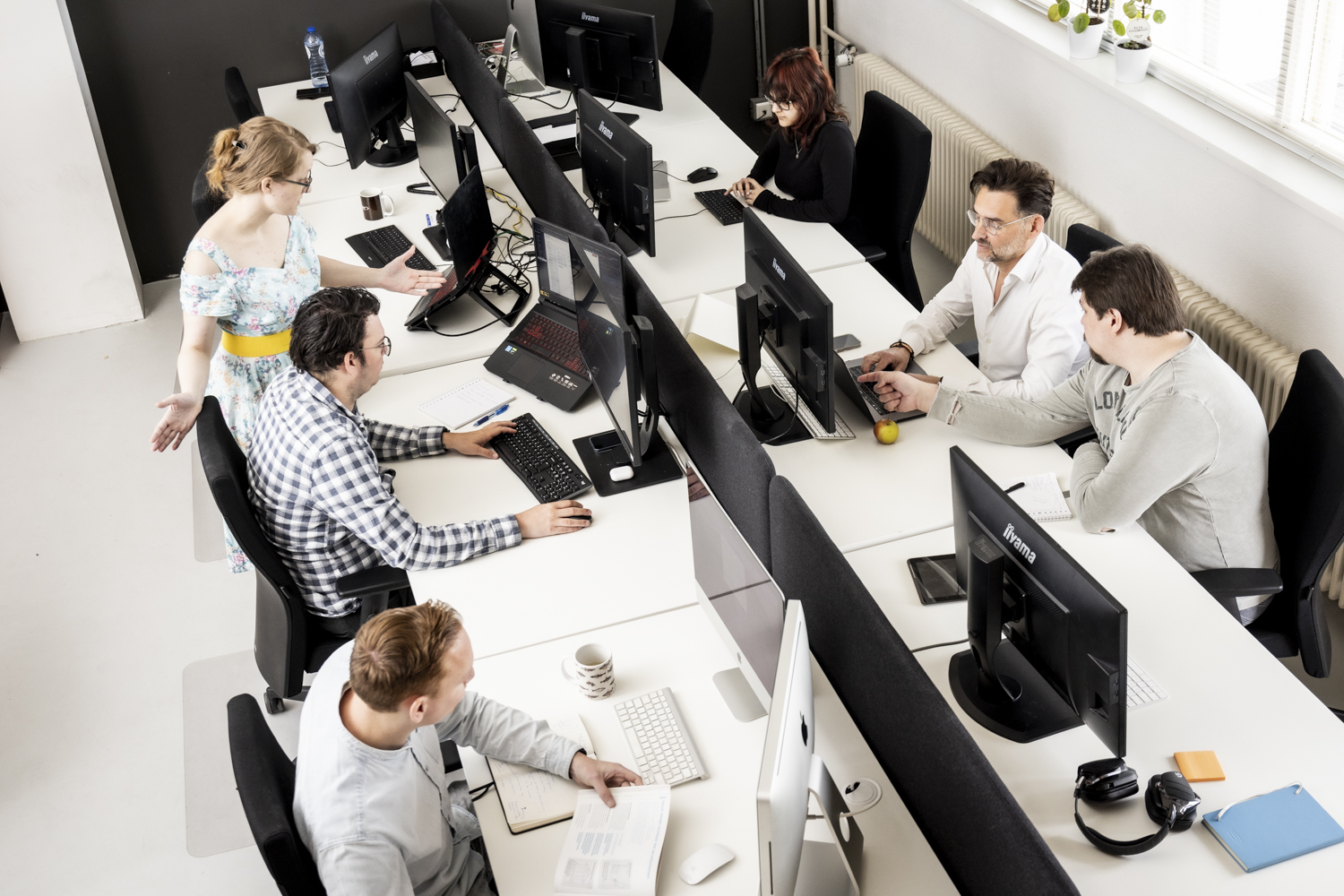De collega's van accessible minds achter hen computers